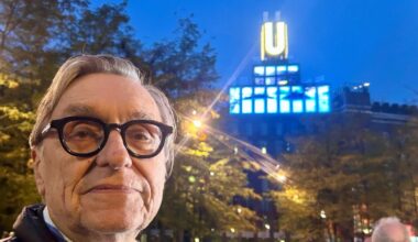 Adolf Winkelmann lässt am Dortmunder U-Turm Wale fliegen Botschaft für den Umweltschutz