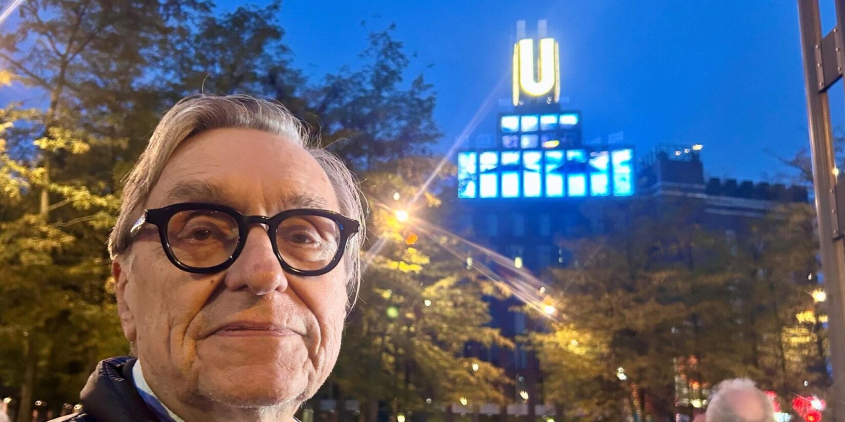 Adolf Winkelmann lässt am Dortmunder U-Turm Wale fliegen Botschaft für den Umweltschutz