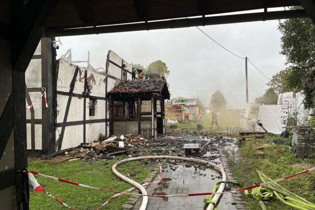 Nachdem das alte Bauernhaus an der Straße An der Kemna in Brechten bis auf die Grundmauern niedergebrannnt ist, liegen Schutt und Asche um die Ruine herum.