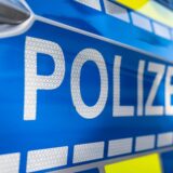 Seitenansicht eines Einsatzfahrzeuges der Polizei.