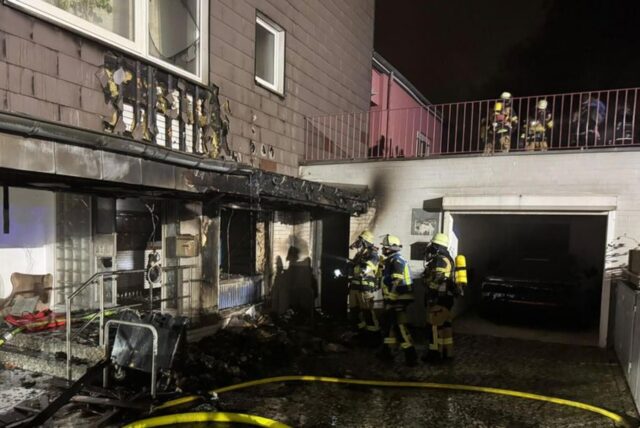 Feuerwehr vor einem Haus.