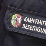 Ein Aufdruck Kampfmittelbeseitigung auf einer Jacke.