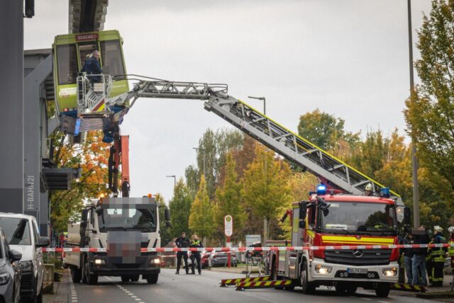 Unfall an der Emil-Figge-Straße. Ein Baufahrzeug ist am Mittwochmittag mit einer H-Bahn kollidiert.