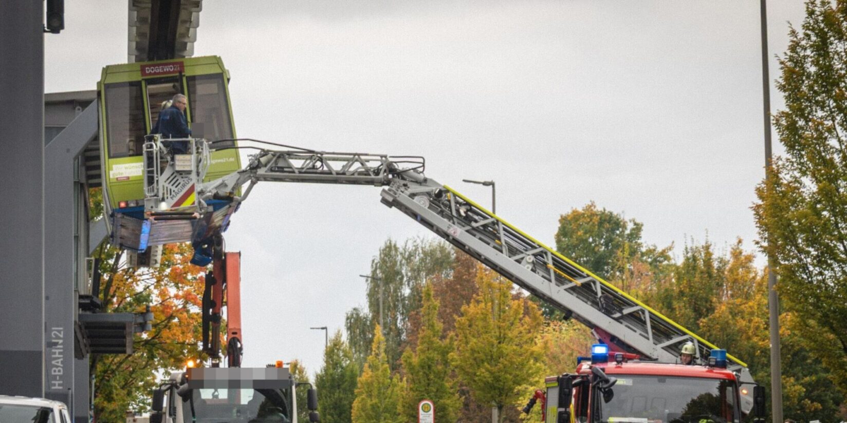 Unfall an der TU Dortmund: Baufahrzeug kollidiert mit H-Bahn