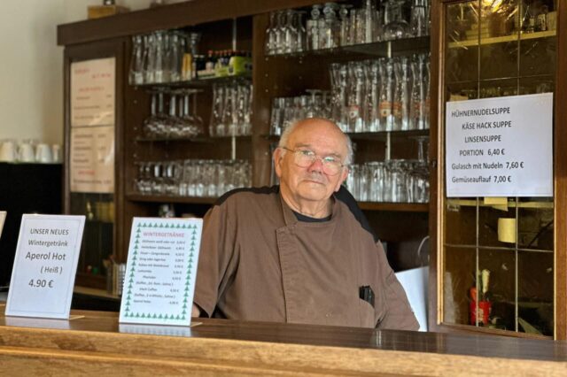 Reiner Ocker hinter dem Tresen.