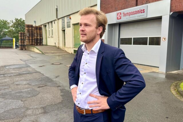 Philip Matthias vor einem kleinen Teil des Tridelta-Campus, der noch saniert wird.