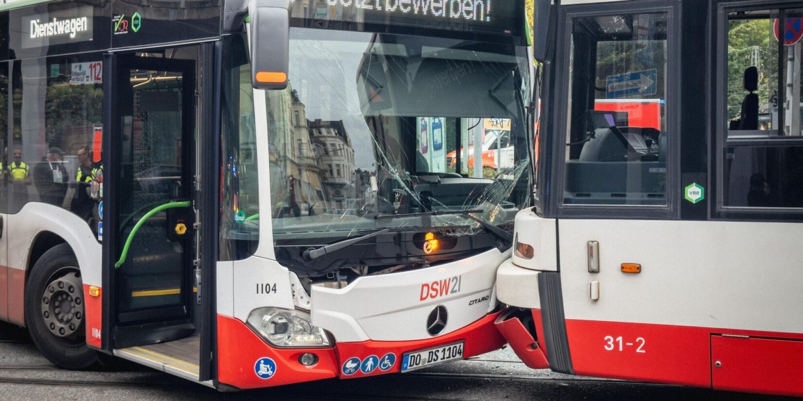 Schwerer Unfall in Dortmund: Linienbus kollidiert mit U44