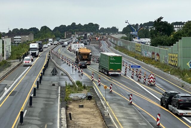 Der Verkehr der B1 zwischen Dortmund und Holzwickede wird an einer Baustelle vorbeigeführt.