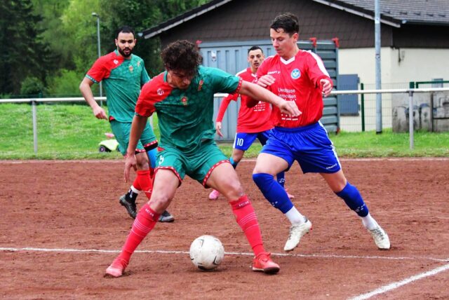 Das Kreispokal-Halbfinale in der Saison 2024/25 auf dem Aschenplatz des FC Marokko Herne (grüne Trikots) endete gegen den FC Castrop_Rauxel (rote Trikots) mit einem Spielabbruch.
