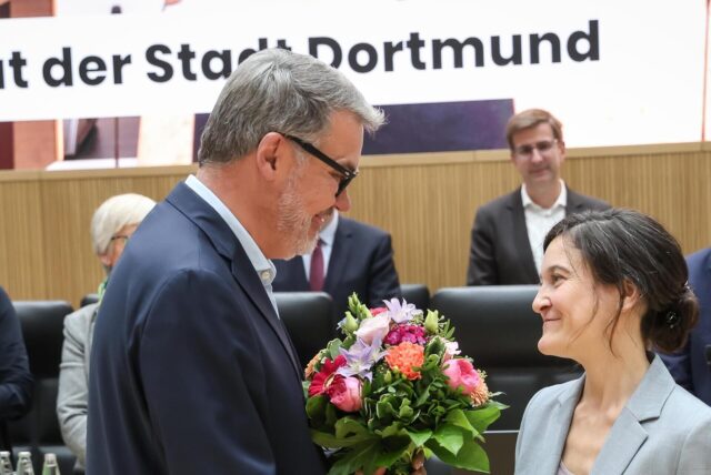 Noch-OB Thomas Westphal vereidigt in seiner letzten Ratssitzung die neue Sozialdezernentein Frauke Füsers.