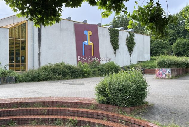 Ansicht des Schriftzuges „Rosa-Parks-Schule“ am Schulgebäude.