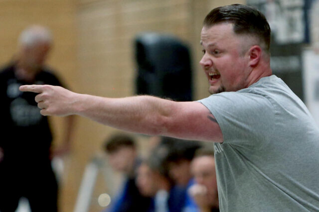 Florian Edeling zeigt aufs Feld.