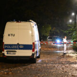 Auto und Mitarbeiter der Spurensicherung