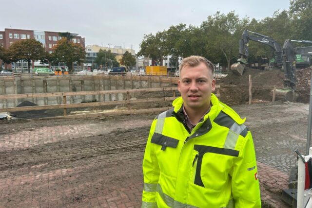 Stadtarchäologe Tobias Zacharias vor der Baugrube am Burgtor.