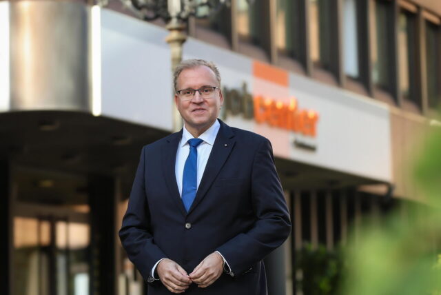 Auf dem Bild ist der Geschäftsführer des Jobcenters Dortmund, Marcus Weichert, zu sehen.