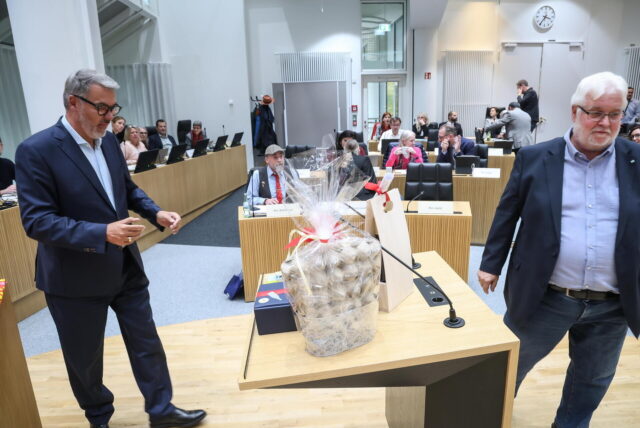 Heiner Garbe, Fraktionsvorsitzender der AfD im Stadtrat in Dortmund, muss beim Abschied von Oberbürgermeister Thomas Westphal ohne Händedruck wieder gehen.