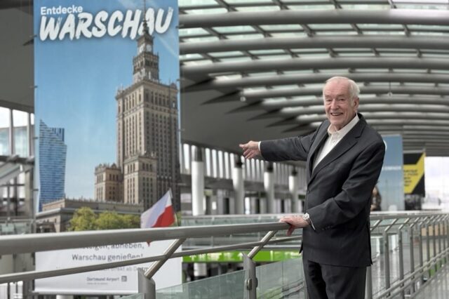 Manfred Sauer zeigt die neuen Werbetafeln im Dortmunder Flughafen