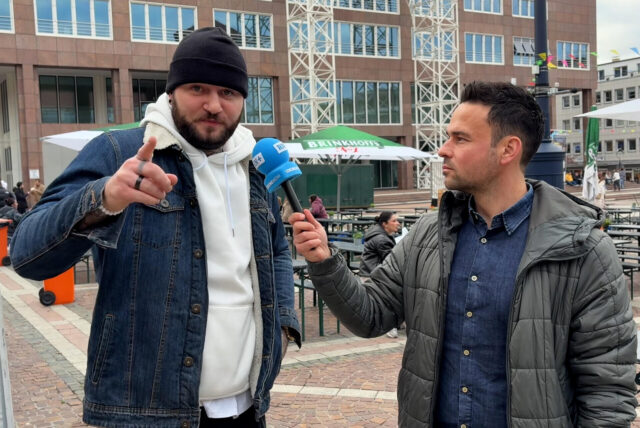 Martin Bytomski spricht mit Johannes aus dem Veranstaltungsteam des Street-Food-Music-Festivals auf dem Friedensplatz in Dortmund.