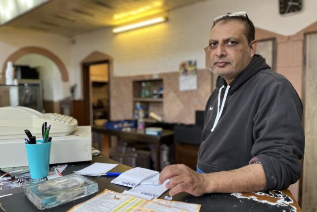 Inhaber Anjum Paveiz steht in seiner Pizzeria „Eman“ in Castrop-Rauxel an der Kasse.