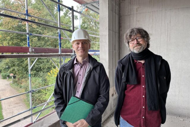Sebastian Scholz und Frank Kux vom HIB vor einem offenen Fensterbereich