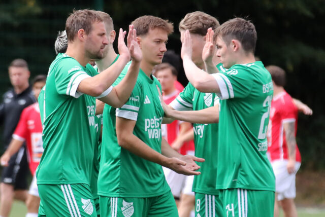 BSV Schüren-Spieler klatschen sich ab.