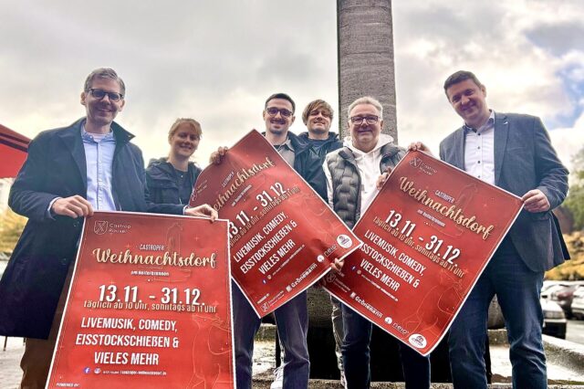Jens Langensiepen (Geschäftsführer Castrop-Rauxel Wirtschaft und Marketing), Anna-Maria Beckmann (Castrop-Rauxel Wirtschaft und Marketing), Leon Philipp, Steven Wels (Castrop-Rauxel Wirtschaft und Marketing), Frank Philipp und Bürgermeister Rajko Kravanja (v. li.) freuen sich aufs Weihnachtsdorf.