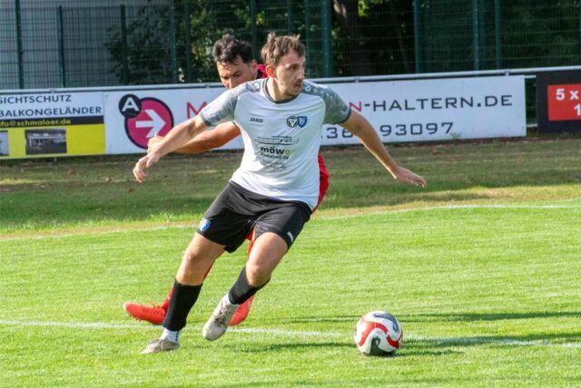 Vangjel Frasheri am Ball