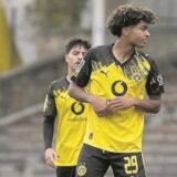 Mathis Albert steht entspannt auf dem Rasen im Stadion Rote Erde.