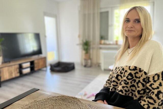 Mandy Schiefer aus Castrop-Rauxel sitzt am Wohnzimmertisch in ihrer Wohnung.