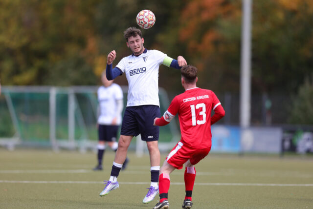 Leon Kastrati für den Werner SC II im Kopfballduell.