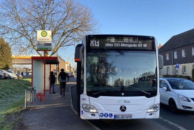Ein Bus steht an einer Haltestelle in Dortmund-Mengede.