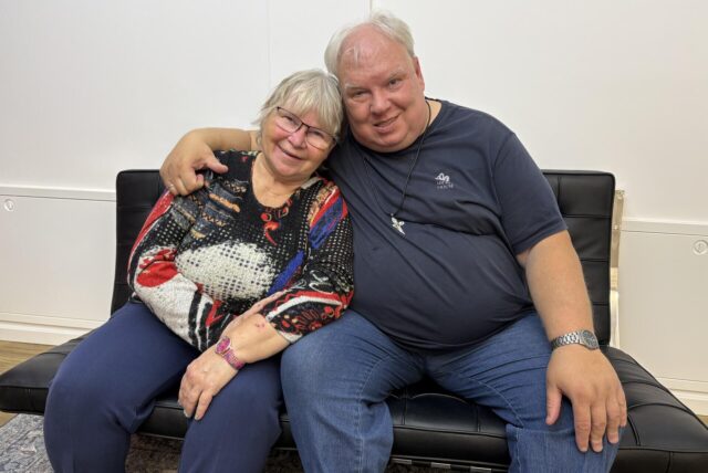 Veronika Winter und Thomas Frauendienst sitzen in der Redaktion in Castrop-Rauxel und erzählen, wie sie sich erfolgreich gegen eine überhöhte Stromrechnung gewehrt haben.