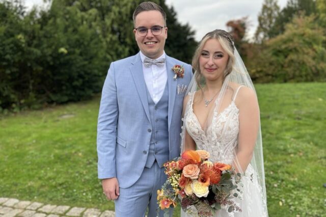Xenia und David Reimann stehen auf dem Vorplatz des Hertener Schlosses.