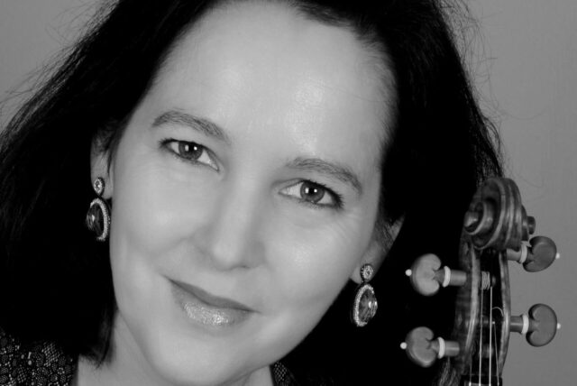 Ein schwarz-weißes Porträtfoto von Phoebe Rosochacki, Solistin des Tartinin-Ensembles.