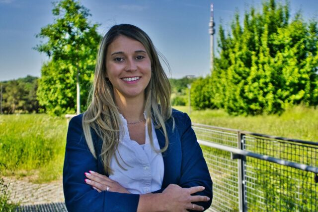 Die Dortmunder Immobilienmaklerin Sarah Knoke zapft Bier in einem Bierwagen.
