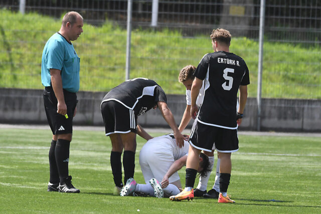 Der FC Frohlinde (weiße Trikots) spielt in der Kreisliga A auch gegen den SC Röhlinghausen (schwarze Trikots).