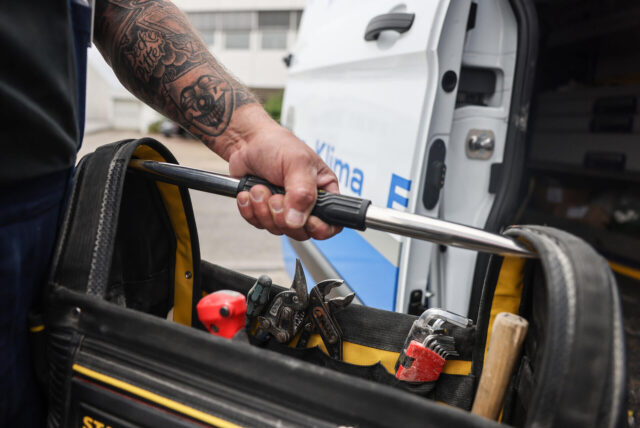 Handwerker mit Handwerkskasten