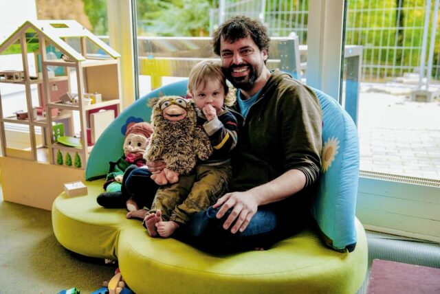 Auf dem Bild sieht man einen Vater mit seiner Tochter in der Spielecke des Regenbogenhauses im Westfalenpark.