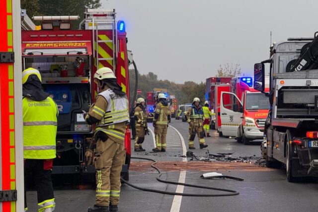 Etlichen Einsatzkräfte auf der L 511.