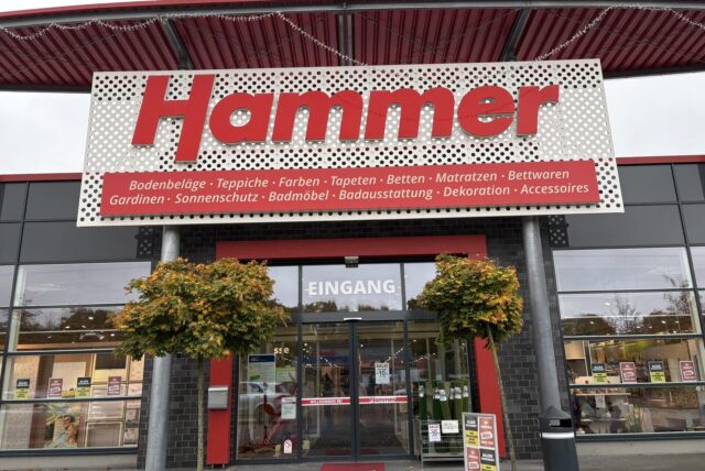 Außenansicht des Hammer-Fachmarkts in Castrop-Rauxel mit Eingangsbereich und großem roten Firmenlogo.
