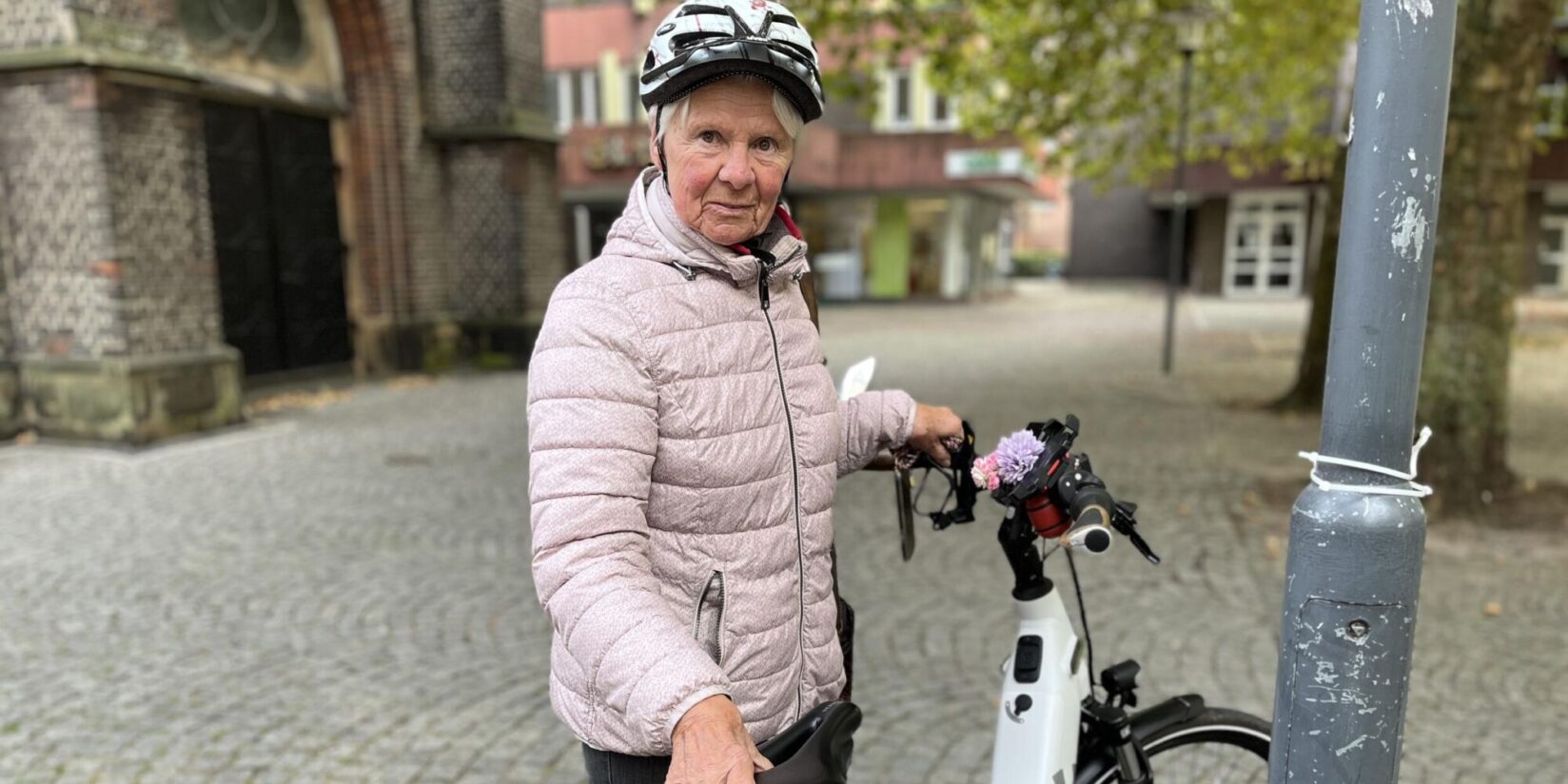 Überwucherter Gehweg in Herten: Seniorin fordert Rückschnitt