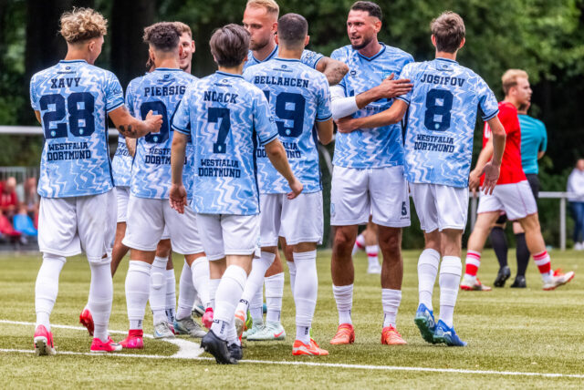 Spieler jubeln miteinander.
