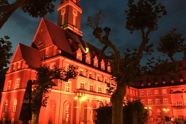 Das Bottroper Rathaus im roten Licht