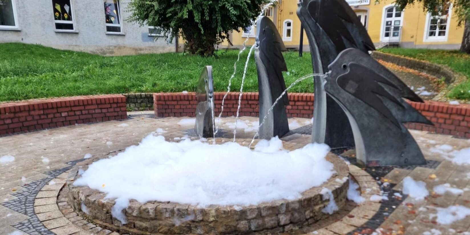 Vandalismus am Hexenbrunnen sorgt für Schaum-Alarm