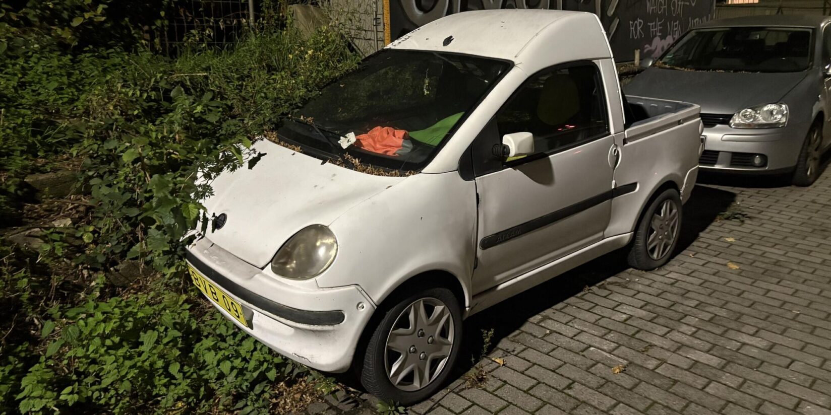 Verwahrlostes Auto mit BVB-Kennzeichen in Dortmund-Eving entdeckt