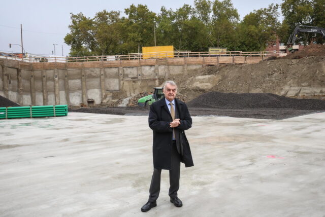 NRW-Innenminister Herbert Reul hat am Donnerstag die Baugrube für das Projekt Burgtor in Dortmund besucht. Hier entsteht die neue Polizeiwache Nord.