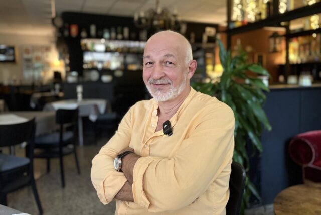 Michael Cadek (64) lächelt in seinem Café Alt Wien in Dortmund-Brackel in die Kamera.