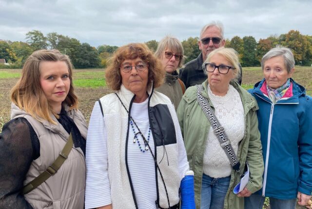 Anwohner des Lupinenwegs stehen am künftigen Baugrundstück der Hertener Rosa-Parks-Schule.