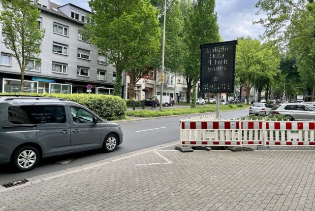 An einer Straße wird auf Baustellen hingewiesen.