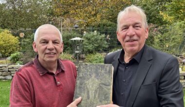 Niederländer übergibt Kirchenbuch an Dattelner Familie Horn